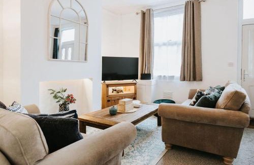 St Helens House | Central 3 Bed Home, Contractors, Garden, Fast WiFi, Smart TV