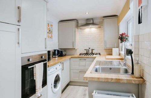 St Helens House | Central 3 Bed Home, Contractors, Garden, Fast WiFi, Smart TV