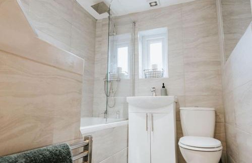 St Helens House | Central 3 Bed Home, Contractors, Garden, Fast WiFi, Smart TV