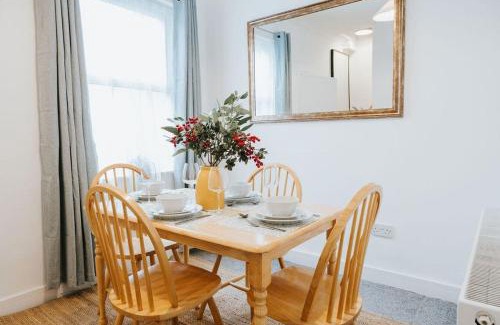 St Helens House | Central 3 Bed Home, Contractors, Garden, Fast WiFi, Smart TV