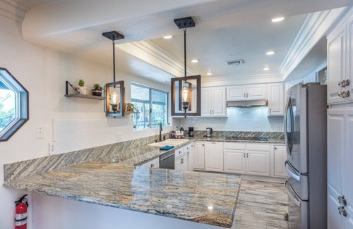 Paradise Villa | Central 5-bedroom 3-bathroom 2-maters BIG POOL & HUGE YARD!