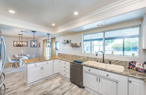 Paradise Villa | Central 5-bedroom 3-bathroom 2-maters BIG POOL & HUGE YARD!