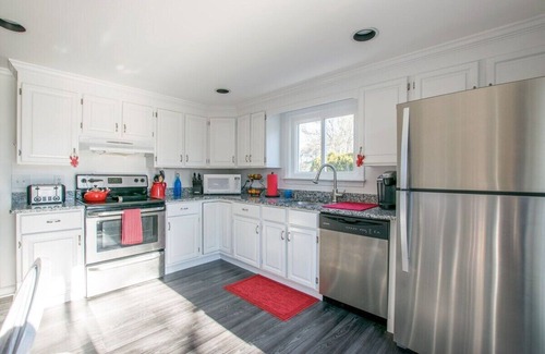West Chatham House | Central AC Close to Beach Dog Friendly!