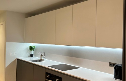 Cheetham Hill Apartment | Central Apartment-Free Parking with Terrace-Gym