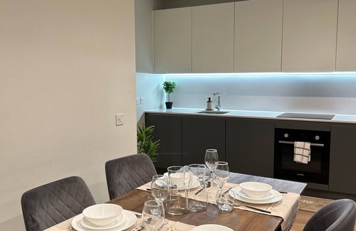 Cheetham Hill Apartment | Central Apartment-Free Parking with Terrace-Gym