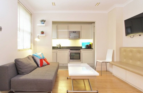 Holland Park Apartment | Central Apartment-sleeps 4-98 Walking Score