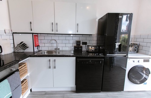 Exeter Apartment | Central Apt Sleeps 6 | Parking | Smart TV | Garden