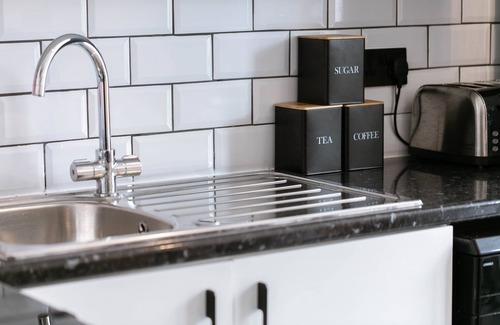Exeter Apartment | Central Apt Sleeps 6 | Parking | Smart TV | Garden