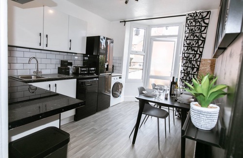 Exeter Apartment | Central Apt Sleeps 6 | Parking | Smart TV | Garden
