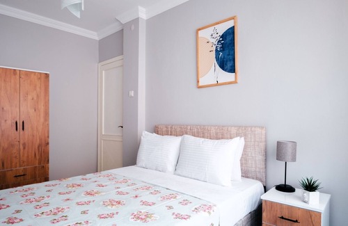 Mecidiyekoy Apartment | Central Balcony Flat: 2 Min to Trump Towers