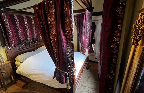 Bath Bed & Breakfast | Central Bath, 4-Poster Georgian Suite with large private Drawing Room.