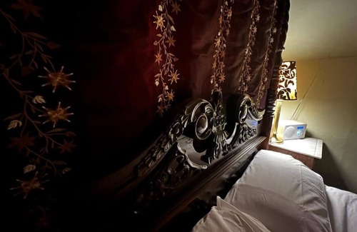 Bath Bed & Breakfast | Central Bath, 4-Poster Georgian Suite with large private Drawing Room.