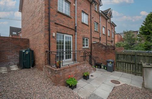 Queens Quarter House | Central Belfast Apartments: Ashley Mews