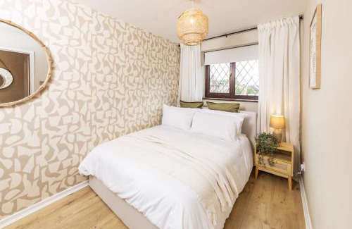 Acocks Green House | Central Birmingham Luxury House, Sleeps 6 people - 10 mins from Solihull NEC, JLR, BHX Airport, Resorts World