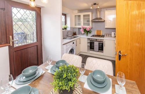 Acocks Green House | Central Birmingham Luxury House, Sleeps 6 people - 10 mins from Solihull NEC, JLR, BHX Airport, Resorts World