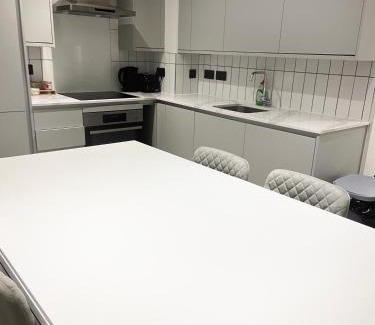 Bordesley Apartment | Central Birmingham Luxury 2 Bedroom Apartment with Fast WiFi and Games Table