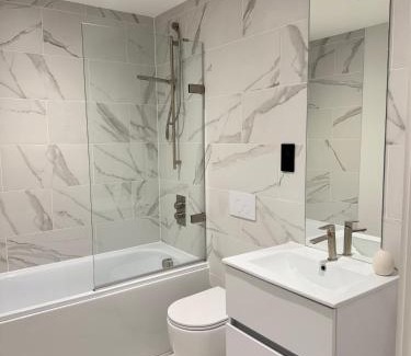 Bordesley Apartment | Central Birmingham Luxury 2 Bedroom Apartment with Fast WiFi and Games Table