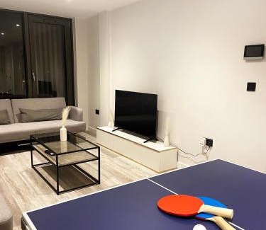 Bordesley Apartment | Central Birmingham Luxury 2 Bedroom Apartment with Fast WiFi and Games Table