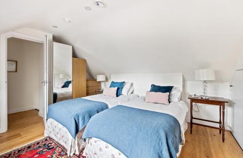 New Forest District Apartment | Central Brockenhurst flat near pubs & trails