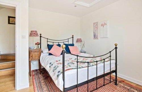 New Forest District Apartment | Central Brockenhurst flat near pubs & trails