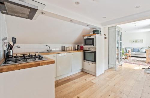 New Forest District Apartment | Central Brockenhurst flat near pubs & trails