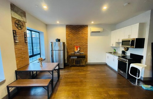 Bedford-Stuyvesant Apartment | Central Brooklyn Loft. 4 stops to Manhattan.