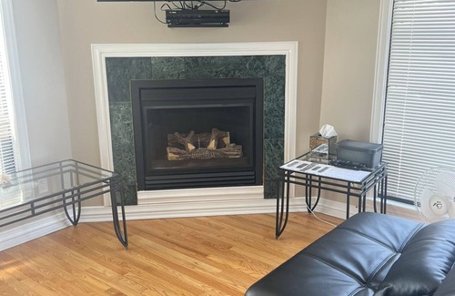 Old Ottawa East Apartment | Central Canal Sunny Studio Private Entrance Private parking