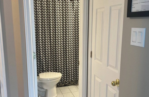 Old Ottawa East Apartment | Central Canal Sunny Studio Private Entrance Private parking