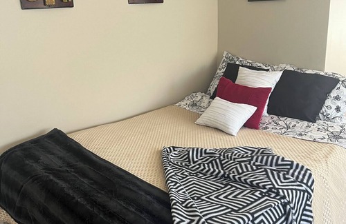 Old Ottawa East Apartment | Central Canal Sunny Studio Private Entrance Private parking