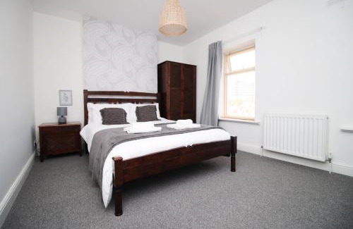 Cathays House | Central Cardiff - 3 Bedroom Home - Walk to Shopping Town Centre And Cardiff Castle