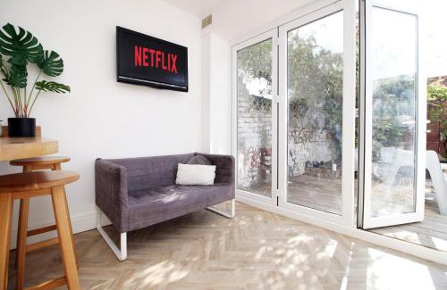Cathays House | Central Cardiff - 3 Bedroom Home - Walk to Shopping Town Centre And Cardiff Castle
