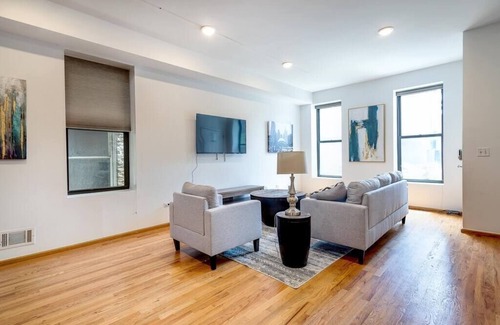 Pulaski Park House | Central Chicago Suite Access to Patio!!! Suite 1