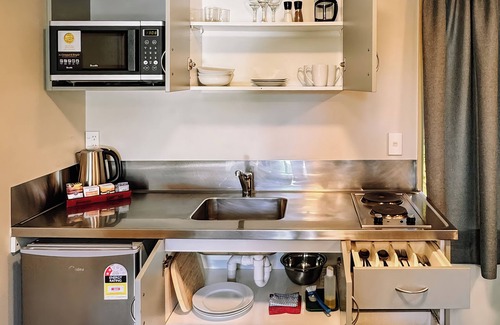 Christchurch City Centre Cabin | Central Christchurch One Bedroom Twin Unit with Full Kitchen