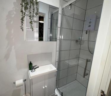 Adamsdown Apartment | Central city stay - Contractors & Travellers welcome