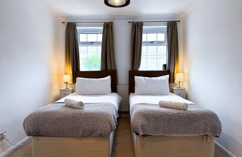 Maidstone Apartment | Central, Close To Station & Hospital Sleeps 5, Book Now
