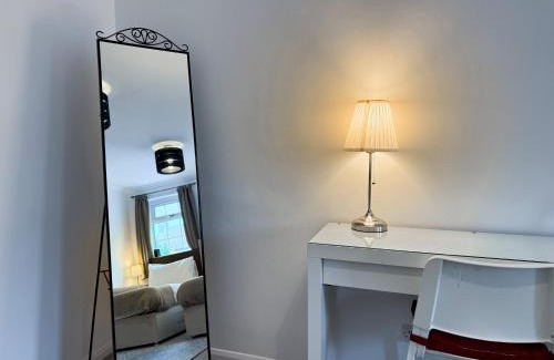 Maidstone Apartment | Central, Close To Station & Hospital Sleeps 5, Book Now