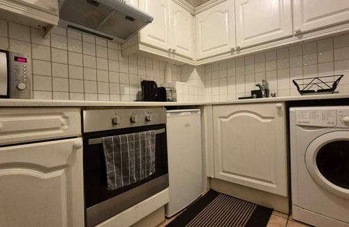 City Centre Dublin Apartment | Central Comfy 1Bd, Sleeps 4, 500Mtr to Temple Bar