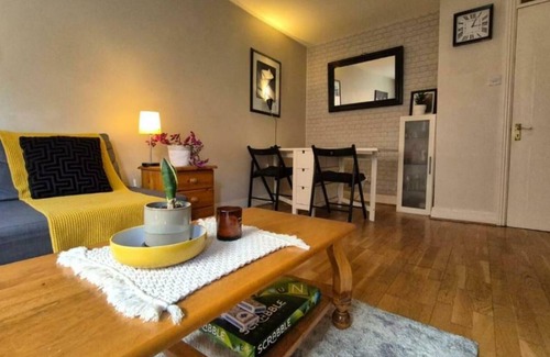 City Centre Dublin Apartment | Central Comfy 1Bd, Sleeps 4, 500Mtr to Temple Bar