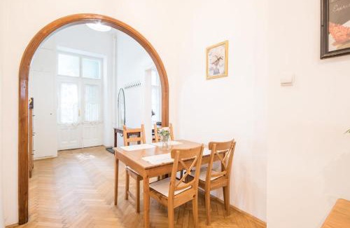 Csarnok negyed Apartment | Central Comfy Large Apartment