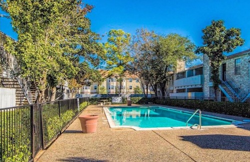 Greater Fondren Southwest Condo | Central Condo Easy Access to Sugar Land Galleria Med Ctr