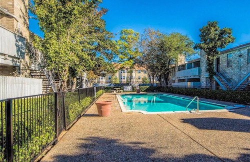 Greater Fondren Southwest Condo | Central Condo Easy Access to Sugar Land Galleria Med Ctr