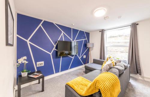 Saint Paul's Apartment | Central, Contractors, Families, FREE PARKING by Prescott Apartments