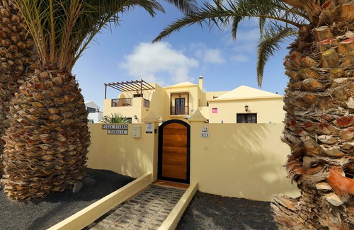 Costa Teguise Villa | Central Costa Teguise, 4 bed, 3 bath, Pool table, Private Pool