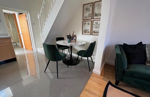 Chester House | Central Cottage With Parking By Cheshire Escapes