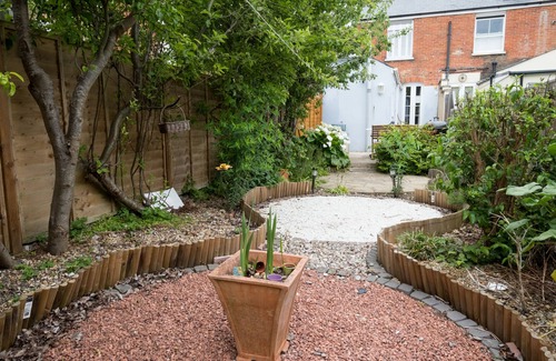 Cowes Cottage | Central Cowes Victorian Cottage. Sunny Garden, 2 baths, Ferry Discount STA.