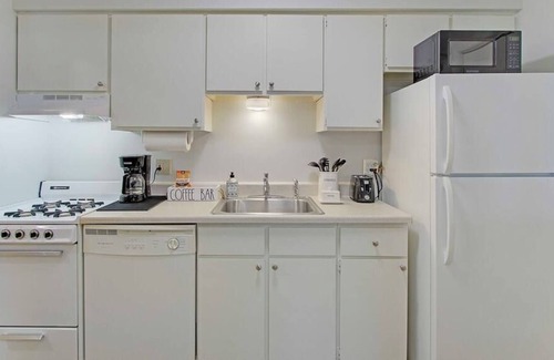 North Canton Apartment | Central & Cozy 1BR near Hall of Fame/Airport
