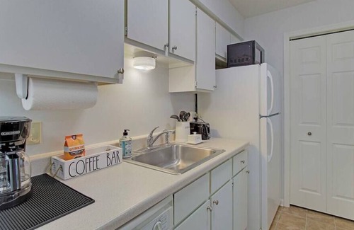 North Canton Apartment | Central & Cozy 1BR near Hall of Fame/Airport