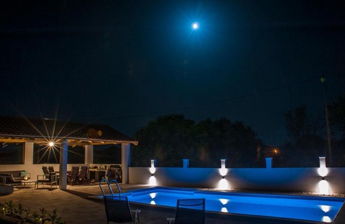 Gustirna Apartment | Central Dalmatian Pool&Grill House