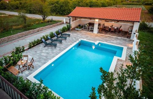Gustirna Apartment | Central Dalmatian Pool&Grill House
