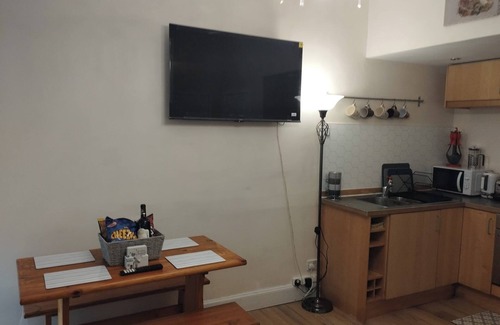 Tollcross Apartment | Central Edinburgh Flat Sleep 6, Minutes From old Town